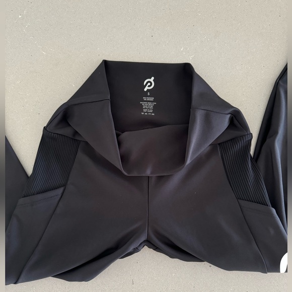 Peloton black logo leggings with 2 side pockets, size small - Picture 6 of 13